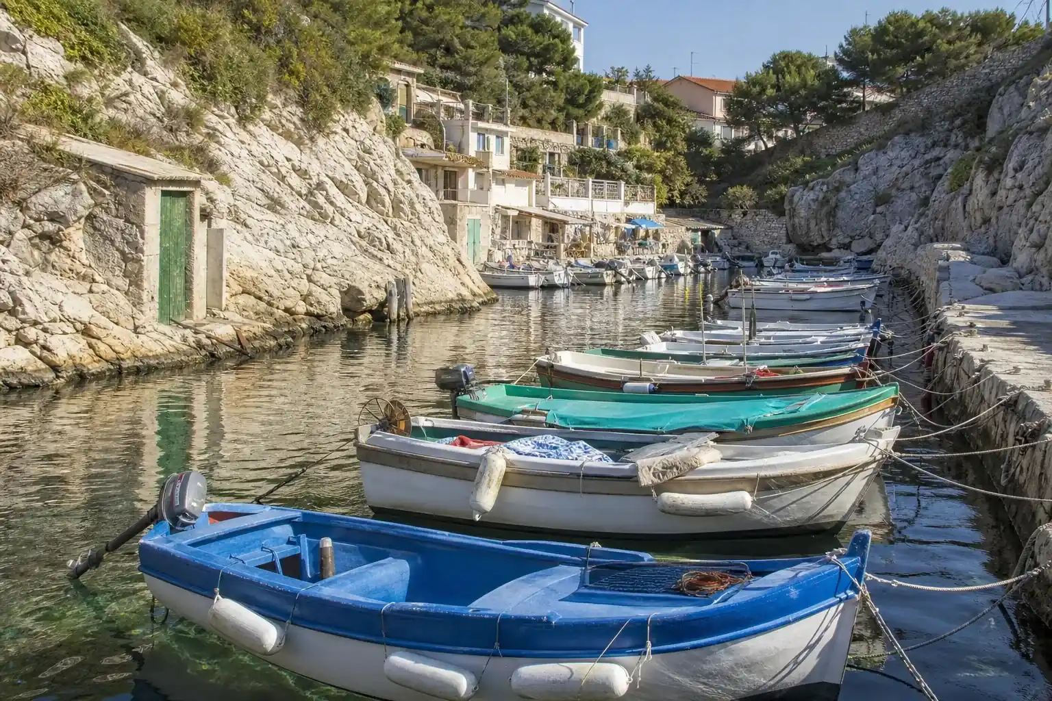 Petit port de pêche de la côte bleue près de Marseille, barques amarrées, calanque étroite