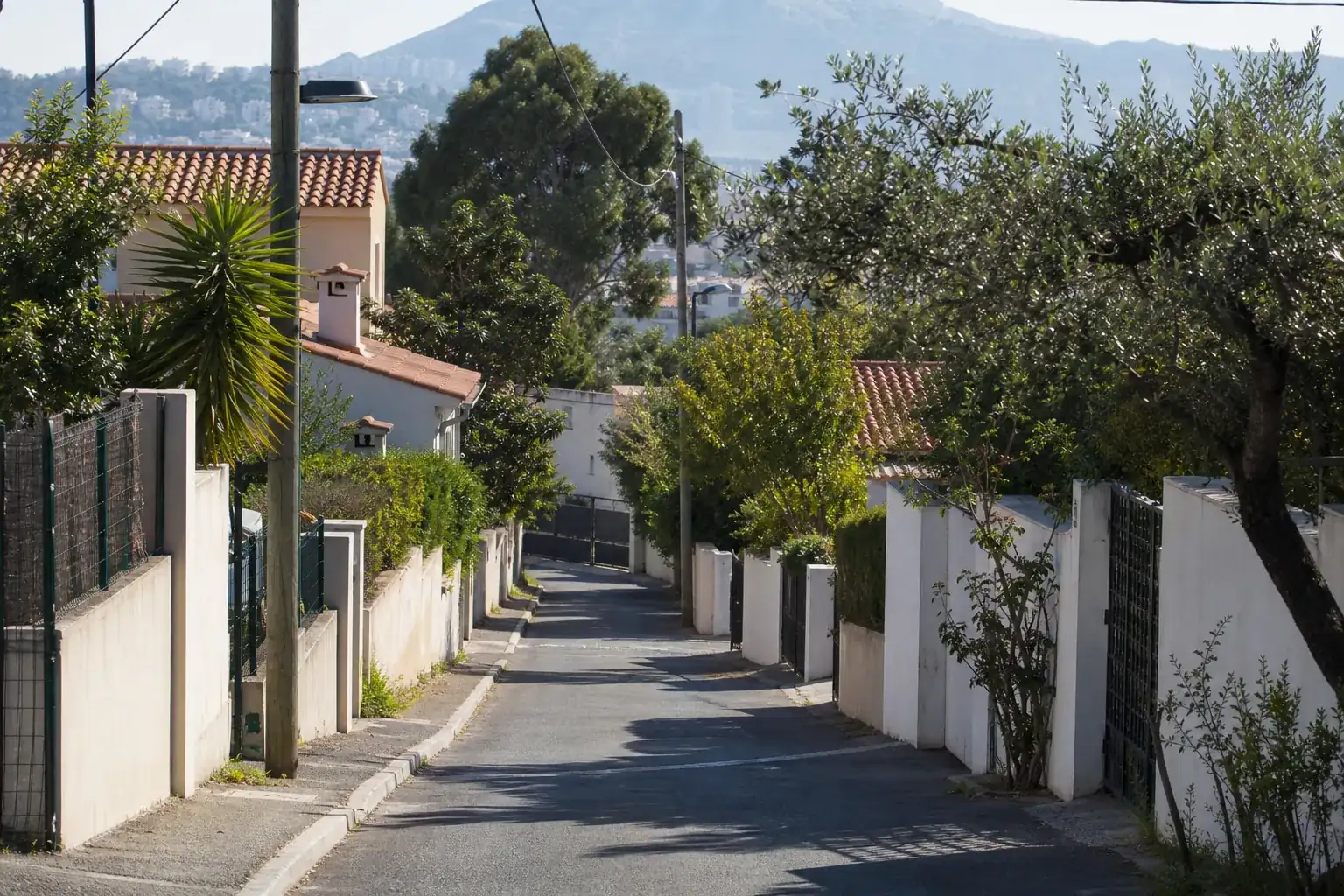 Rue pavillonnaire calme de la périphérie de Marseille, maisons individuelles avec jardins clôturés