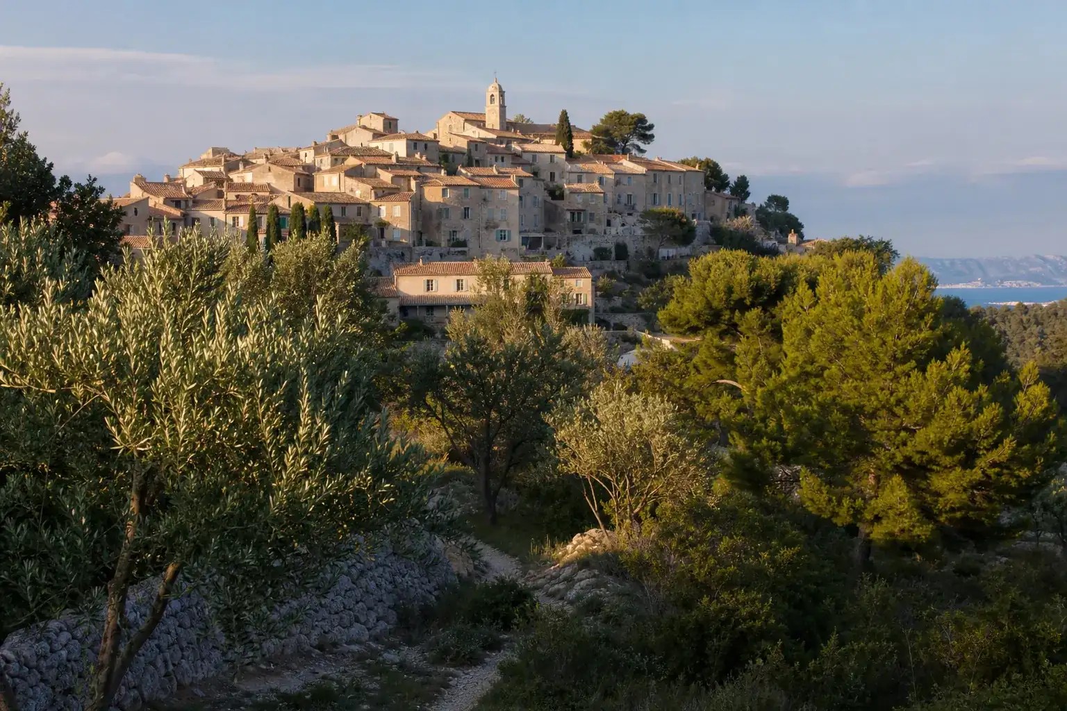 Village provençal perché sur une colline près de Marseille, toits de tuiles romaines, ruelles en pierre